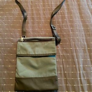 The north face cross body purse .